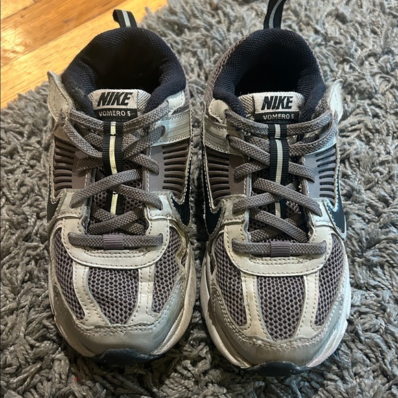 Nike Kids' Vomero 5 Sneaker Gray and Black Size 13C - Picture 3 of 9